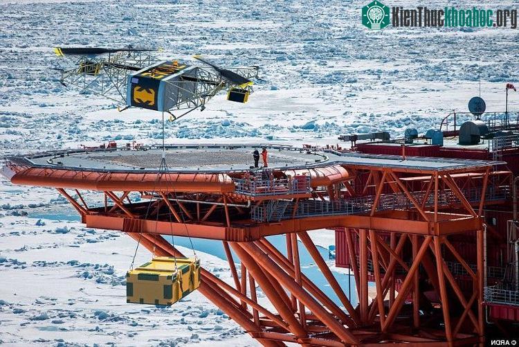 Máy bay SKYF chở thiết bị đến giàn khoan.