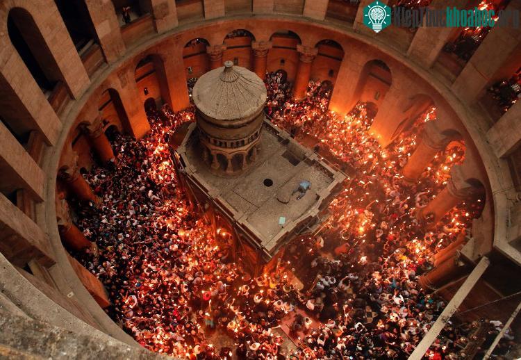Điện thờ Edicule được xây trùm bên trên mộ Chúa Jesus. (Ảnh: Newsweek).