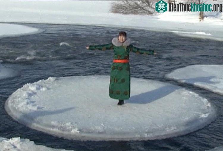 Tảng băng tròn kì lạ xuất hiện trên dòng sông Yimin.