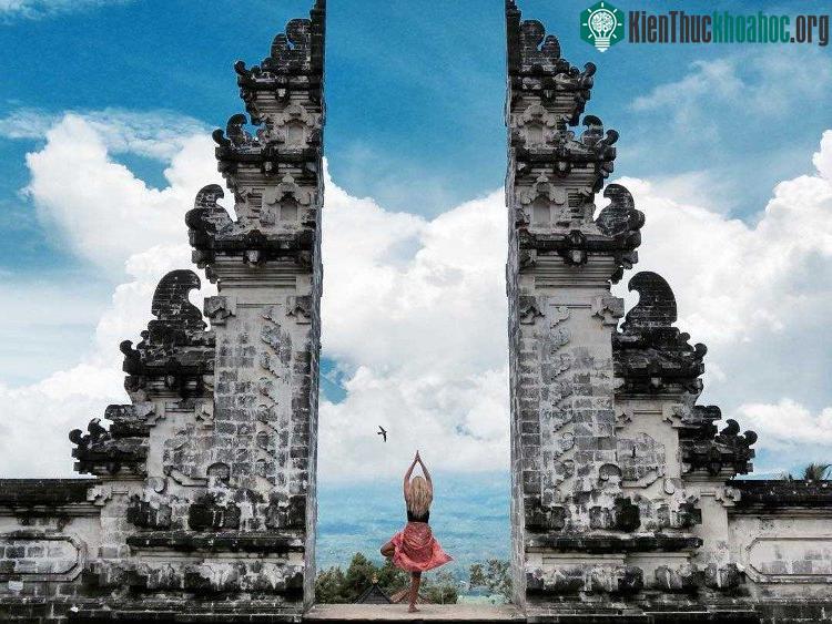 Bức tường được xẻ dọc, tạo ra cảnh tượng giống như một cánh cổng rạch trời.