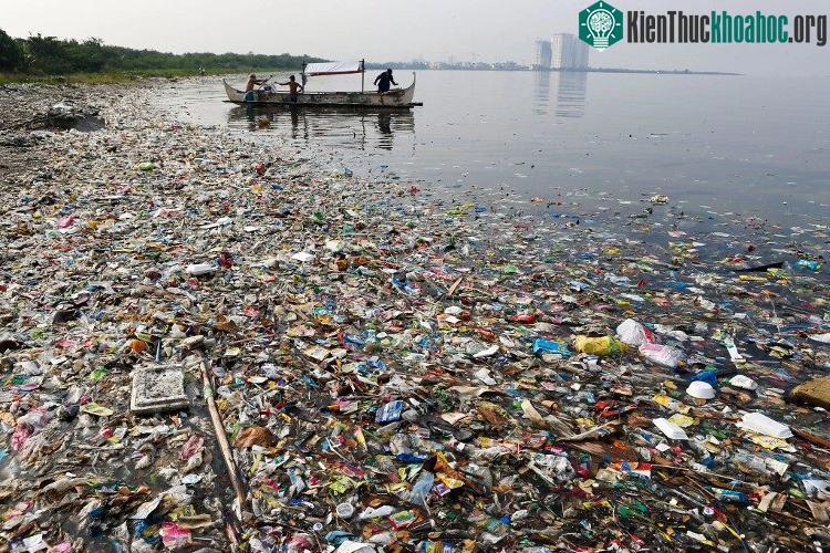 Rác trôi nổi ở vịnh Manila của Philippines.