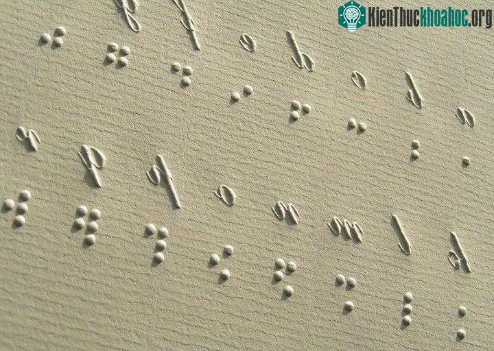 Chữ nổi Braille.