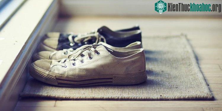 Chúng ta không nên đi giày vào trong nhà để giữ cho sàn nhà luôn sạch sẽ. (Ảnh: iStock).