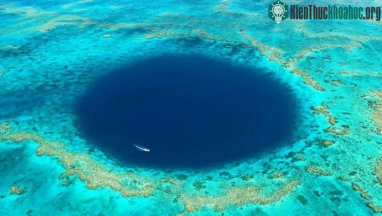 Hố xanh ngoài khơi Australia nhìn từ trên cao. (Ảnh: Instagram).