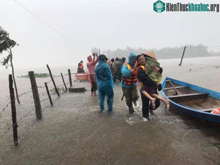 Người dân Quảng Ngãi vội vã di dân trước lũ lịch sử.