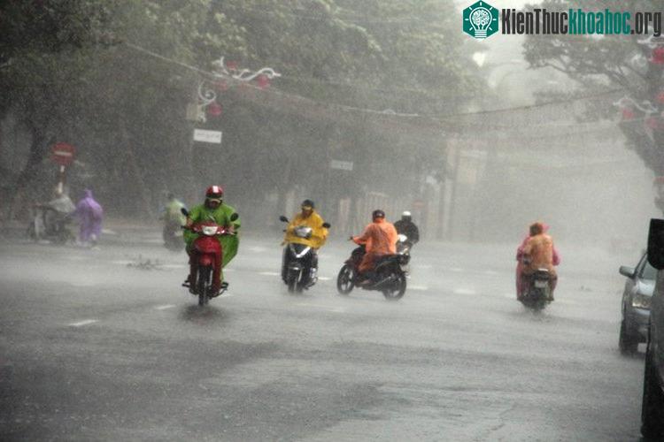 Không khí lạnh gây mưa rất to ở miền Trung.