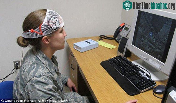 Băng đô kì diệu giúp tăng hiệu quả học tập. (Ảnh: USAF).