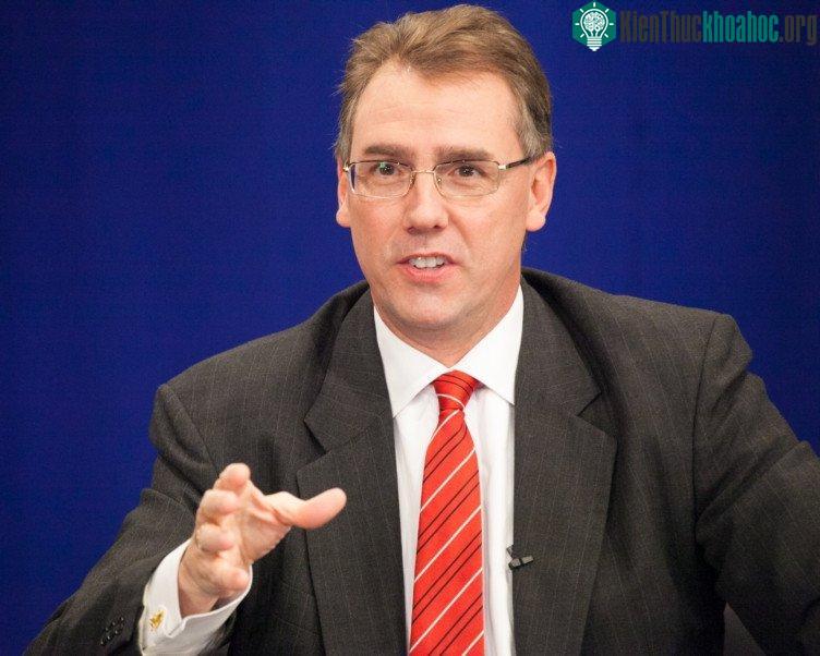 Bạn là "sản phẩm" của những người mà bạn cộng tác – Tom Corley.