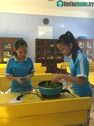 Hai "nhà khoa học" nhí đang "nghiên cứu" để làm ra nước súc miệng. (Ảnh: Nhân vật cung cấp).