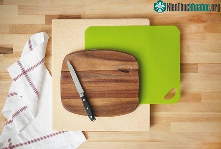 Thớt là vật dụng thiết yếu trong nhà bếp đòi hỏi phương pháp làm sạch đặc biệt.