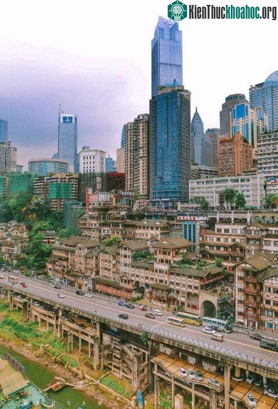 Bạn có thể đi thang máy lên đến tầng thứ 10 mà bước ra vẫn thấy mình đang đứng trên một con đường lớn