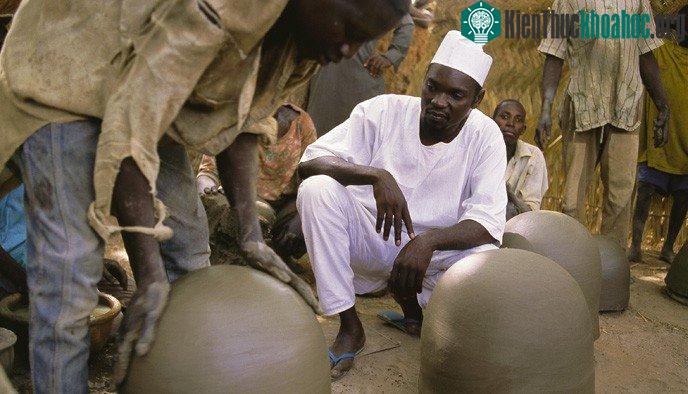 Ông Mohammed Bah Abba, người sáng chế ra hệ thống làm lạnh đặc biệt thay đổi cuộc sống người dân nghèo Nigeria.