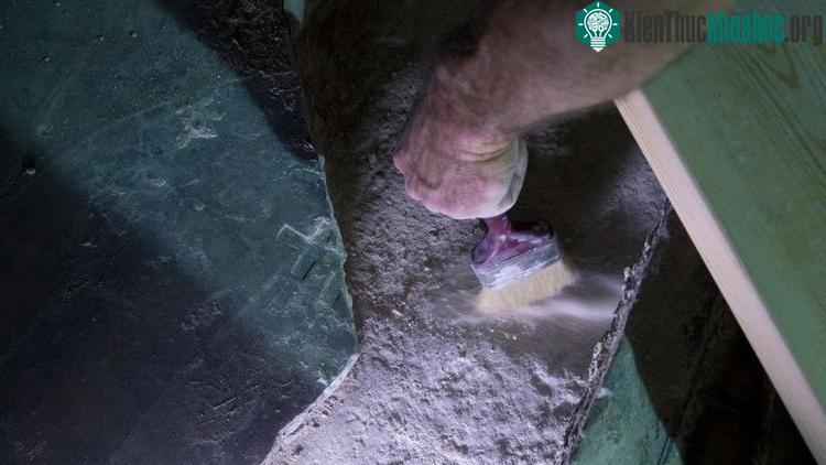 Lớp vôi vữa giúp các chuyên gia xác định niên đại mộ Chúa Jesus. (Ảnh: National Geographic).