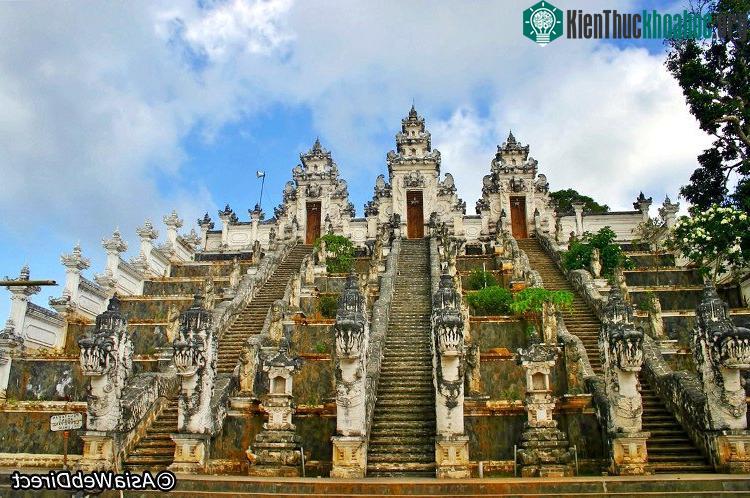 Ngôi đền nằm trên núi Lempuyang tại phía Đông Bali.