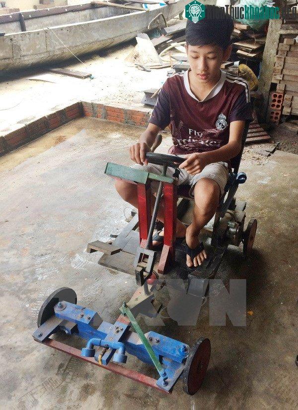 Em Lê Thiên Ân với chiếc xe điện đa năng.