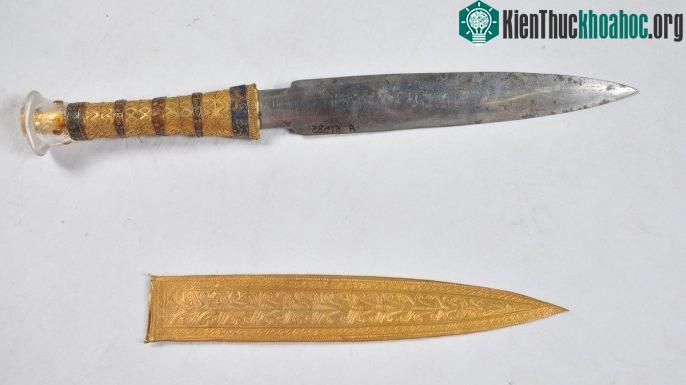 Lưỡi kiếm trong lăng mộ pharaoh Ai Cập Tutankhamun làm từ thiên thạch. (Ảnh: Daniela Cornelli).