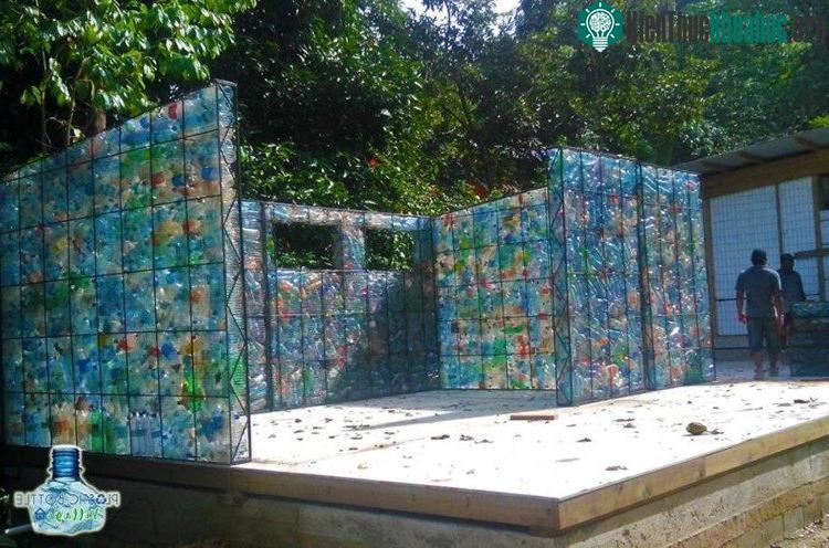 Lớp đầu của ngôi nhà gồm các chai nhựa được nhồi vào một khung lưới.