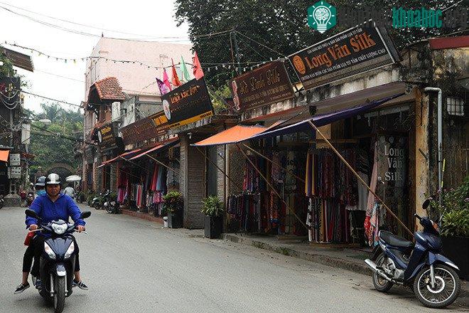 Theo ghi nhận của phóng viên, các cửa hàng bày bán các mặt hàng lụa nhưng rất ít khách hàng đến mua