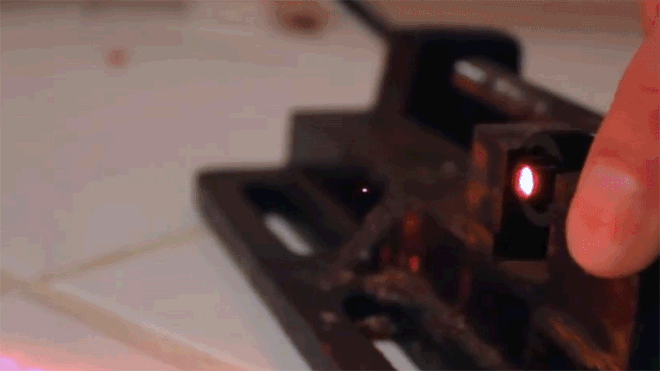Tên của hiệu ứng này là Optical Levitation (Dịch chuyển Quang học).