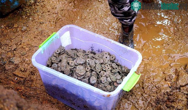 Dân làng tìm thấy 300.000 đồng tiền cổ.