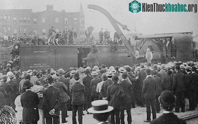 Mọi người tụ tập xem voi Mary bị xử tử. (Ảnh: Rare Historical Photos).