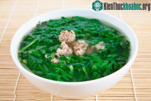 Canh cải cúc nấu thịt nạc.