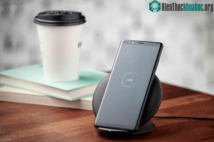 Bề mặt sạc và thiết bị được sạc phải được tiếp xúc với nhau.