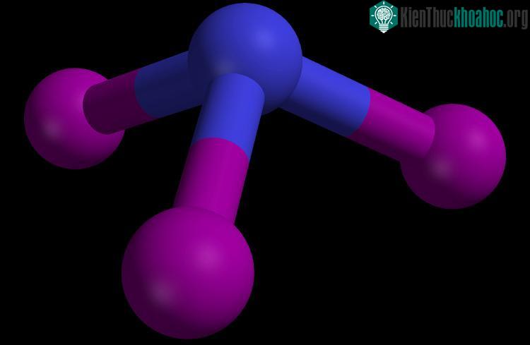 Nitrogen Triiodide có cấu tạo hóa học hình tháp, gồm 1 nguyên tử nitơ ở đỉnh liên kết với 3 nguyên tử I-ốt.
