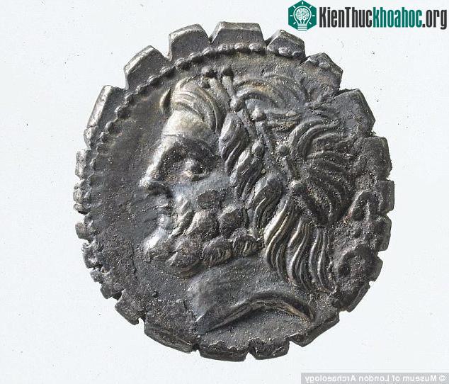 Hình ảnh về một đồng xu cổ có niên đại 2.500 tuổi trong bộ sưu tập. (ảnh: Museum of London Archaeology).