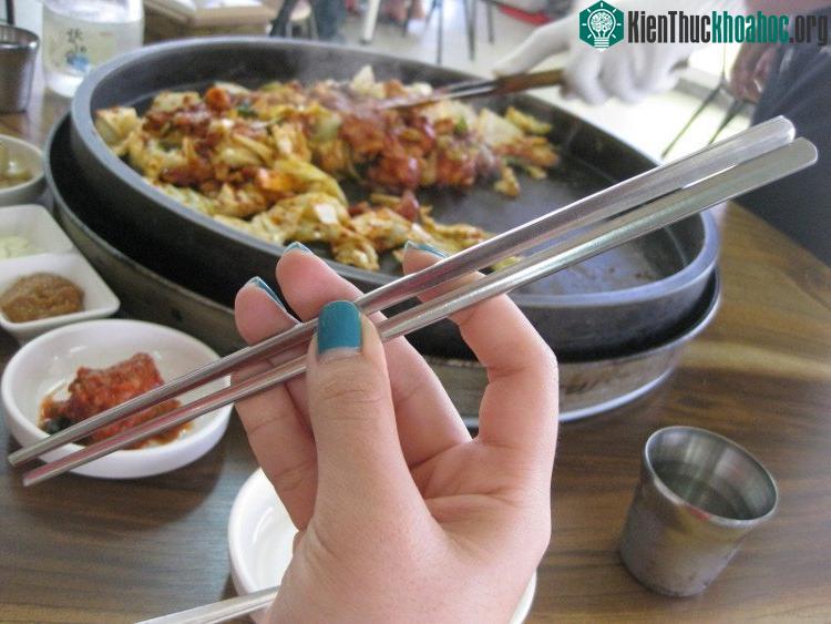 Chiếc đũa gây bao khó khăn cho người ngoại quốc. (Ảnh: carolyntay).
