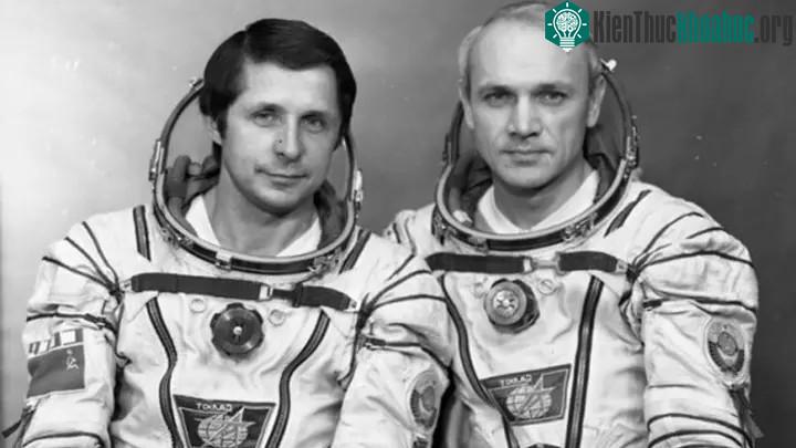 Vladimir Dzanhibekov và Viktor Savinykh.