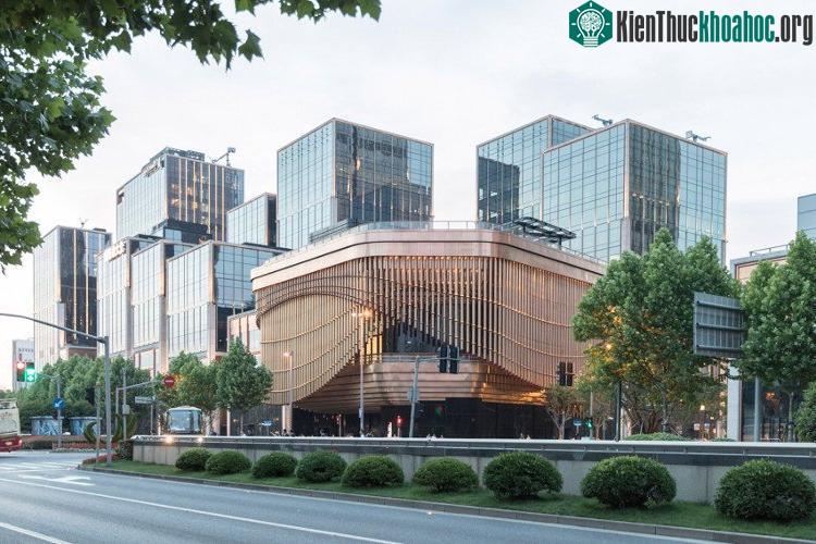 Tòa nhà gồm 4 tầng nổi và 4 tầng hầm này được lấy cảm hứng từ nhà hát kịch truyền thống Trung Quốc.