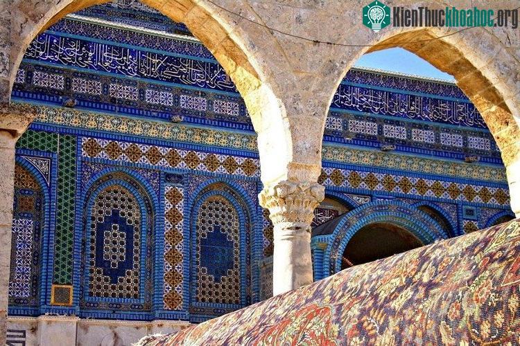 Đây là nơi hội tụ 3 tôn giáo lớn: Hồi giáo, Cơ Đốc giáo và Do Thái giáo.