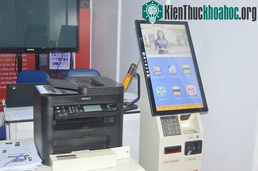Thiết bị gồm hai phần chính, trong đó có một máy in đa năng (vừa in, vừa scan, vừa photocopy) và một board (hệ thống nhúng tích hợp) có nhiệm vụ giao tiếp với người dùng.