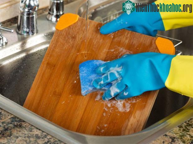 Rửa thớt bằng nước rửa bát thông thường không phải là ý kiến hay.
