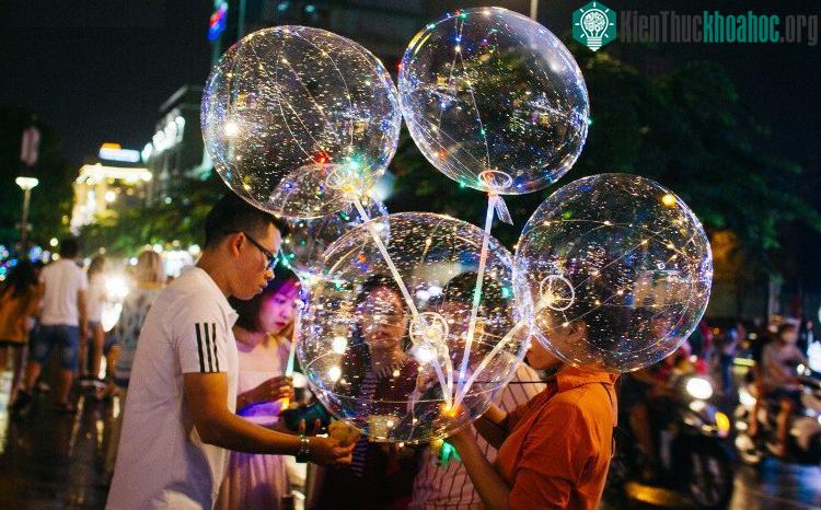 Bong bóng Galaxy được làm bằng chất liệu silicon với độ bền cao hơn.