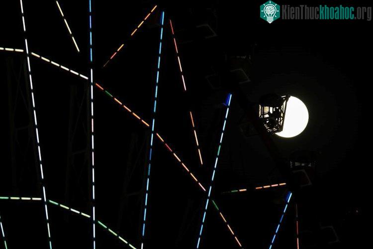 Người dân Nhật ngắm siêu trăng tại một công viên giải trí ở Tokyo