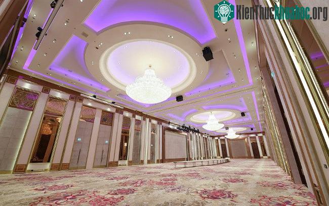 Phòng đại tiệc được trang bị hệ thống âm thanh, ánh sáng hiện đại