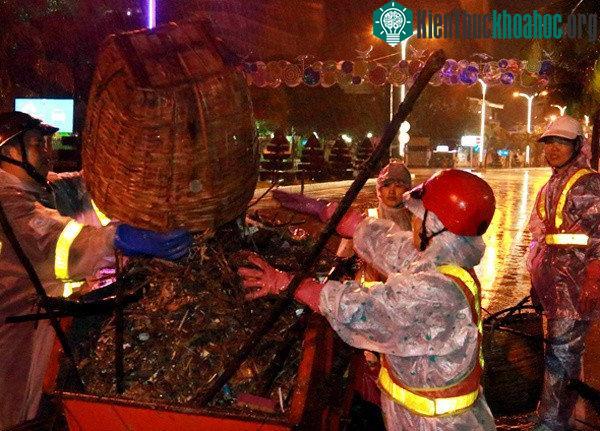 Công nhân vệ sinh làm việc trên đường phố Nha Trang. (Ảnh: Xuân Ngọc).