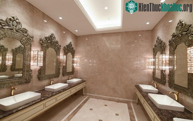 Khu nhà vệ sinh bên cạnh phòng đại tiệc được trang bị các thiết bị hiện đại