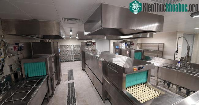 Tầng hầm của khách sạn là khu bếp với 6 khu vực khác nhau