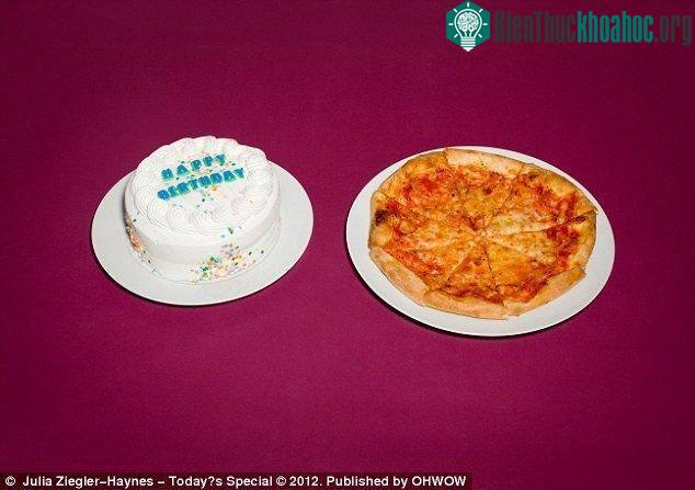 Cũng lựa chon pizza nhưng tử từ David Leon Woods lại ăn kèm với bánh sinh nhật.