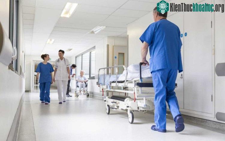 Người có hệ miễn dịch bị suy giảm, can thiệp thủ thuật, mổ… là đối tượng dễ mắc nhiễm khuẩn bệnh viện.