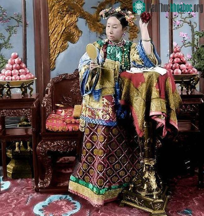 Chân dung Từ Hy Thái Hậu, được cho là chụp vào năm 1903, với kiểu tóc búi hai bên đầu.
