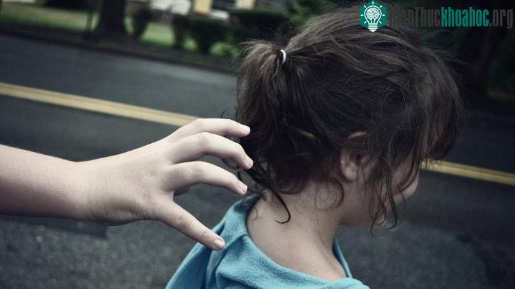 Hãy đảm bảo con đã nhớ rất rõ số điện thoại của bố mẹ và địa chỉ nhà.