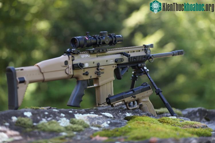 Súng trường tấn công SCAR và súng ngắn Five-Seven – Hai sản phẩm nổi bật của nền công nghiệp chế tạo vũ khí của Bỉ.