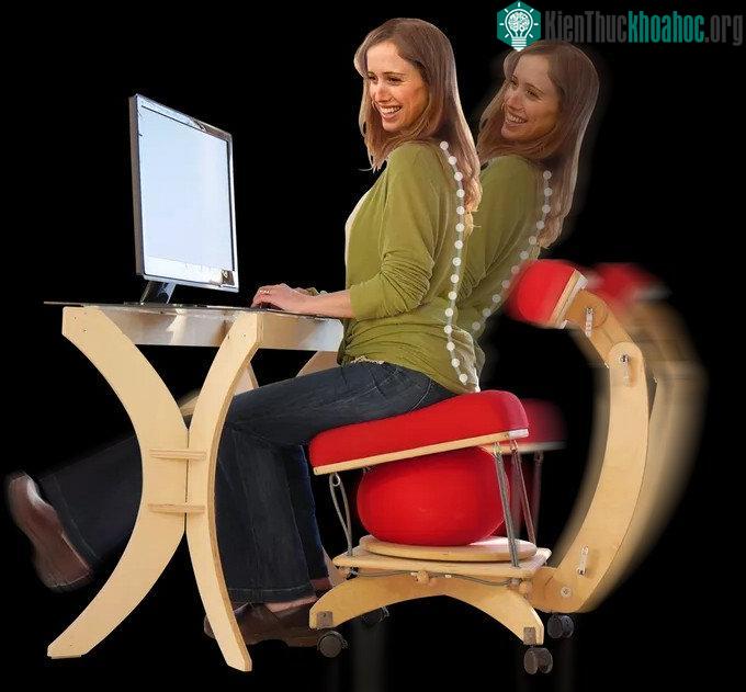 Sprang Chair được tạo thành từ gỗ trúc.