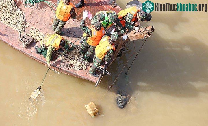 Sau khi trục vớt, lực lượng công binh xác nhận đây là loại Bom M-118 do Mỹ sản xuất