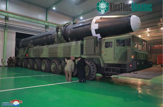 Cận cảnh tên lửa "mạnh nhất" Triều Tiên vừa phóng ảnh 2