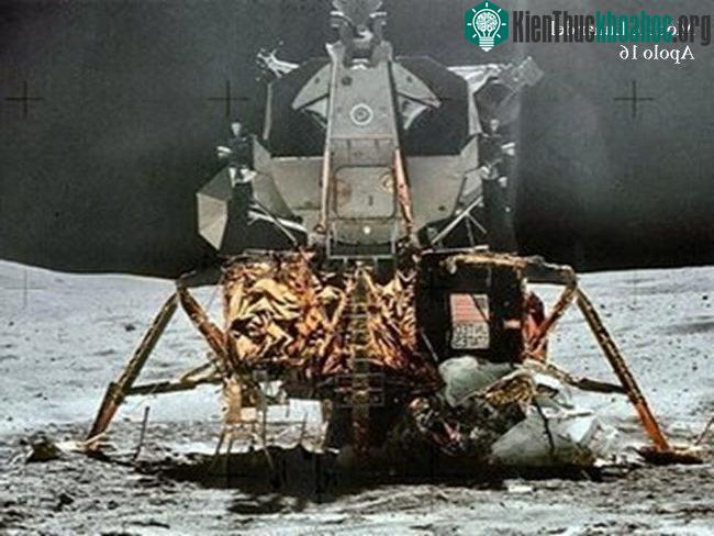 Apollo LM trên bề mặt Mặt Trăng.